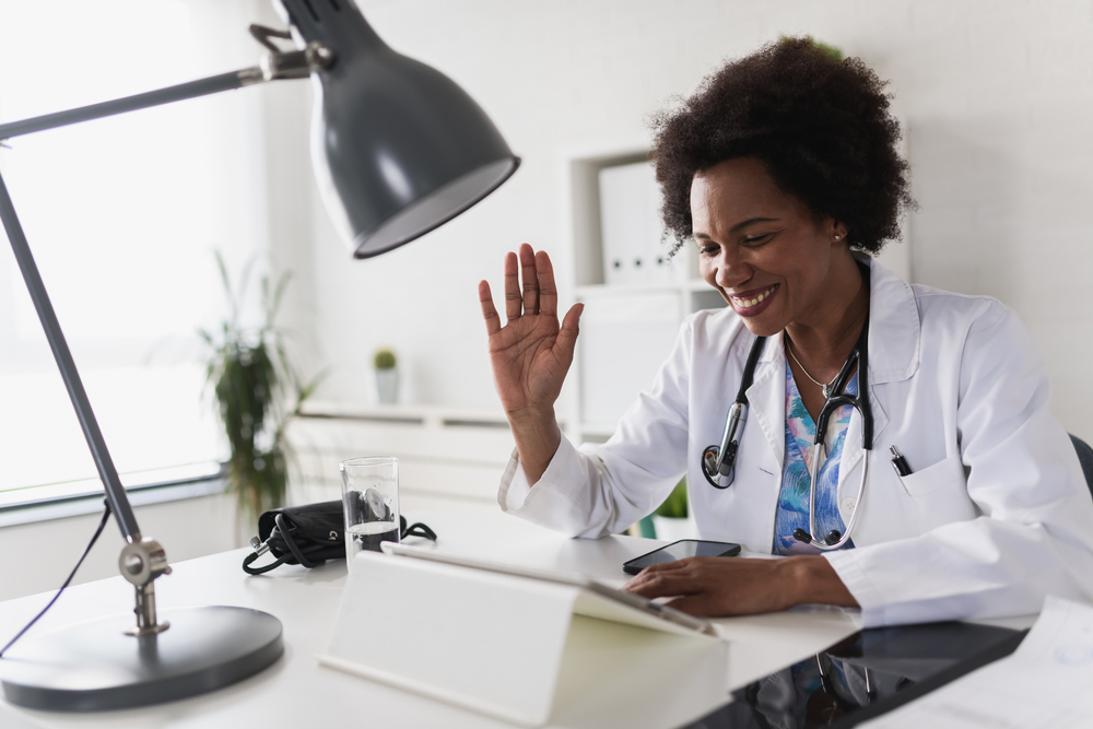 Dokter doet digitaal consult